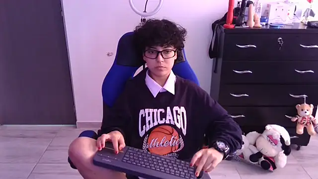 thomascooper7 online show from March 4, 4:24 pm