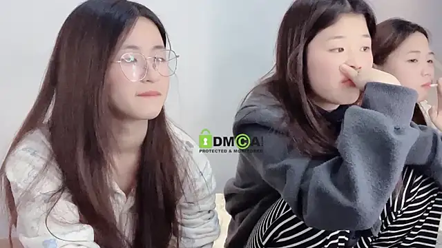 Snapshot of MM_YY_SS chatting on December 23, 2:17 pm MM YY SS online show from December 23, 2:17 pm