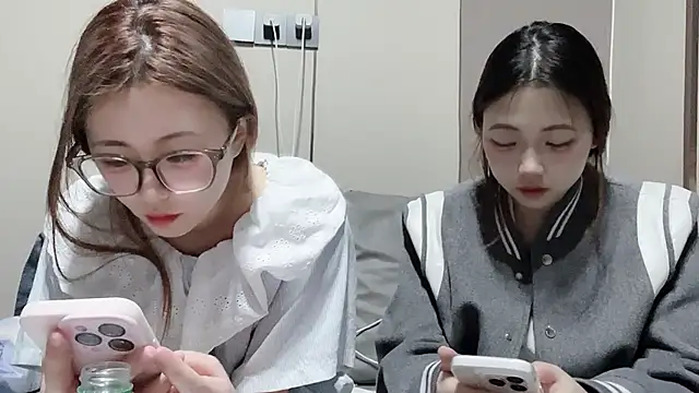 Snapshot of MM_YY_SS chatting on November 5, 10:48 am MM YY SS online show from November 5, 10:48 am