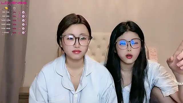 Snapshot of MM_YY_SS chatting on December 22, 9:28 am MM YY SS online show from December 22, 9:28 am