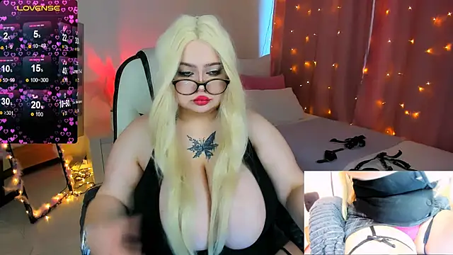 Snapshot of love_insidee chatting on February 19, 8:12 am love insidee online show from February 19, 8:12 am