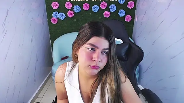 Snapshot of emmalee_01a chatting on February 28, 10:52 am emmalee 01a online show from February 28, 10:52 am