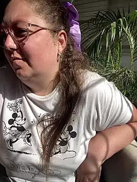 Snapshot of Chloee_ep chatting on December 12, 7:26 pm Chloee ep online show from December 12, 7:26 pm