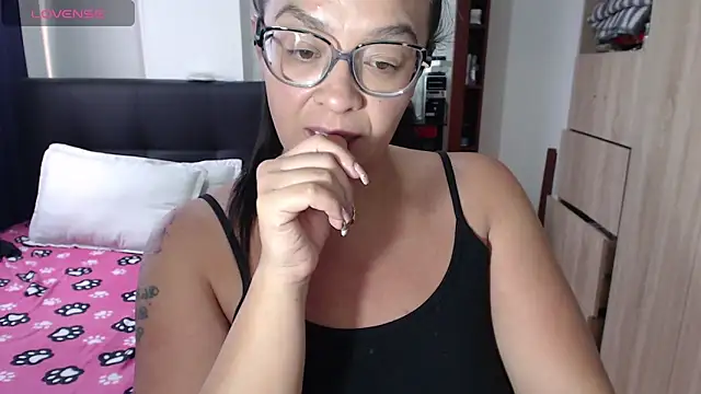 Snapshot of miia-big1boobs_ chatting on February 12, 10:15 pm miia-big1boobs online show from February 12, 10:15 pm