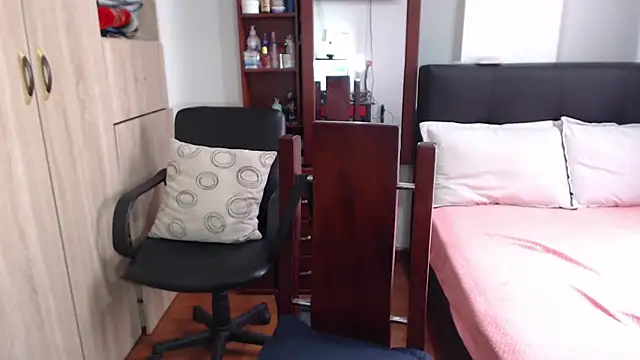 Snapshot of miia-big1boobs_ chatting on March 18, 5:21 pm miia-big1boobs online show from March 18, 5:21 pm