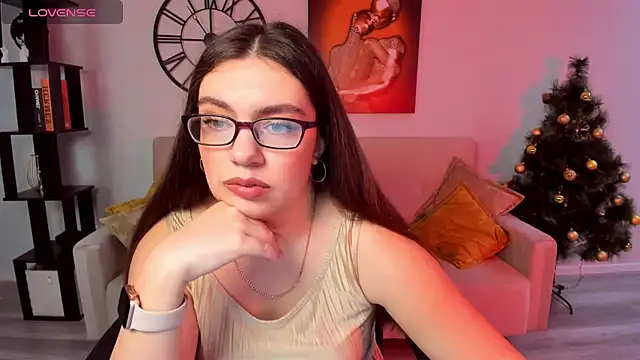 Snapshot of DaniellaLovely chatting on December 13, 10:19 am DaniellaLovely online show from December 13, 10:19 am
