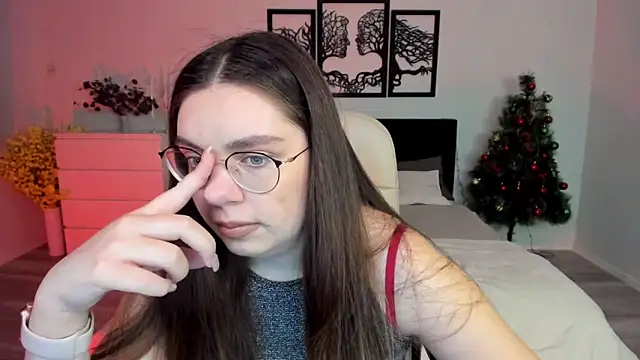 Snapshot of DaniellaLovely chatting on December 20, 11:43 am DaniellaLovely online show from December 20, 11:43 am