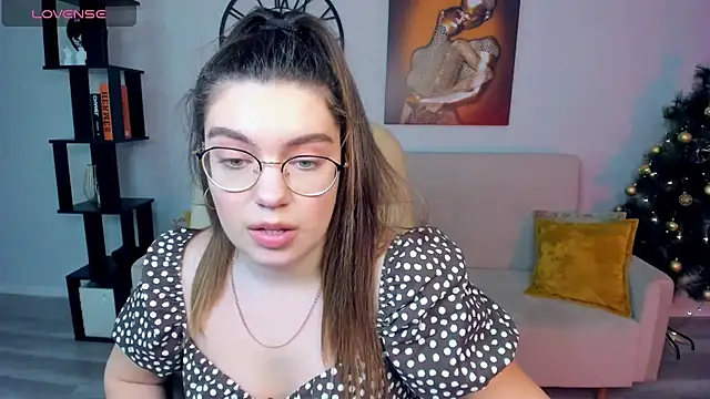 Snapshot of DaniellaLovely chatting on December 21, 8:28 am DaniellaLovely online show from December 21, 8:28 am