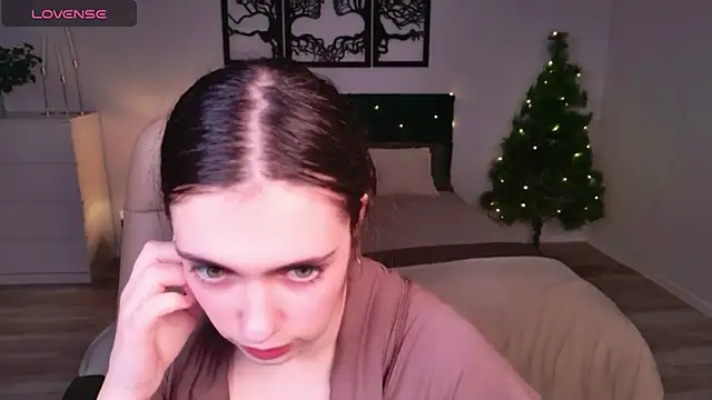 DaniellaLovely online show from December 18, 11:05 am