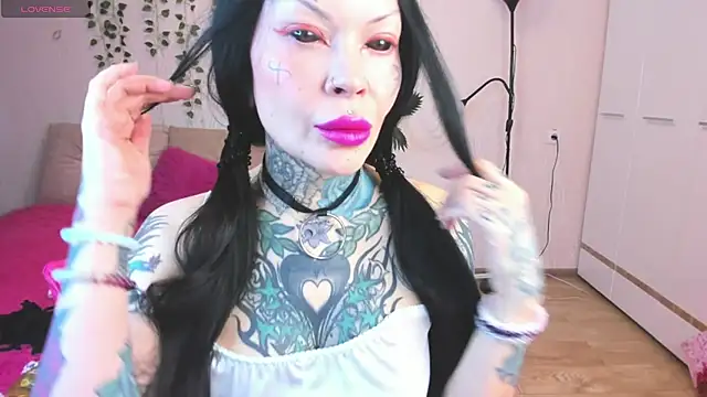 Snapshot of Megan_Black_Moon chatting on December 5, 4:10 am Megan Black Moon online show from December 5, 4:10 am