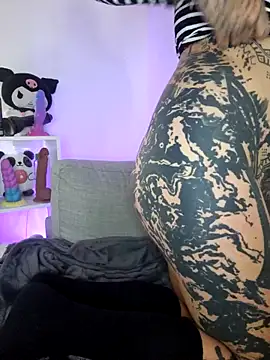 Snapshot of lizzardqueeen chatting on November 10, 7:18 am lizzardqueeen online show from November 10, 7:18 am