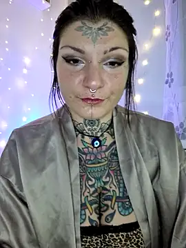 Snapshot of lizzardqueeen chatting on November 29, 11:52 pm lizzardqueeen online show from November 29, 11:52 pm