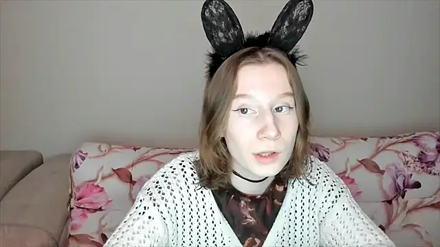 Snapshot of EnigmaSee chatting on December 2, 12:09 am EnigmaSee online show from December 2, 12:09 am