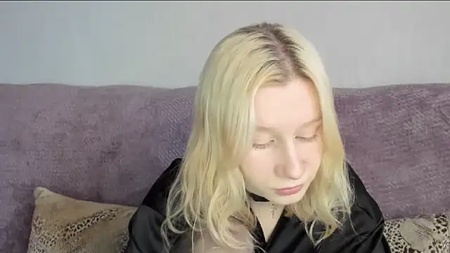 Snapshot of EnigmaSee chatting on October 24, 8:33 am EnigmaSee online show from October 24, 8:33 am