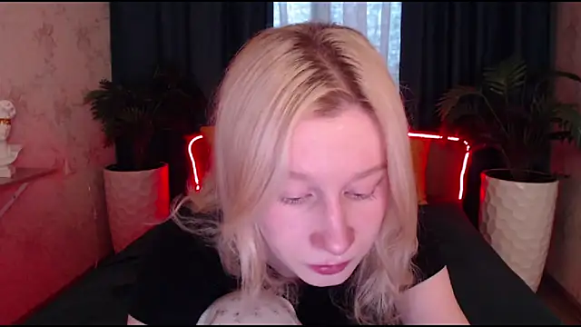 Snapshot of EnigmaSee chatting on October 28, 8:18 am EnigmaSee online show from October 28, 8:18 am