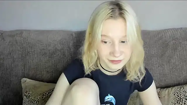 Snapshot of EnigmaSee chatting on November 4, 1:48 am EnigmaSee online show from November 4, 1:48 am