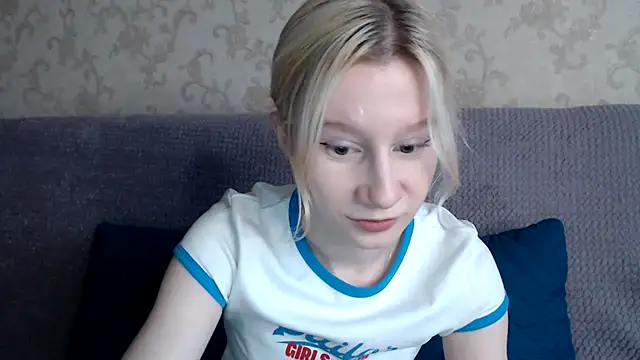 Snapshot of EnigmaSee chatting on November 5, 7:41 am EnigmaSee online show from November 5, 7:41 am