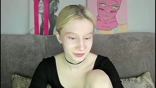 Snapshot of EnigmaSee chatting on November 9, 2:21 am EnigmaSee online show from November 9, 2:21 am