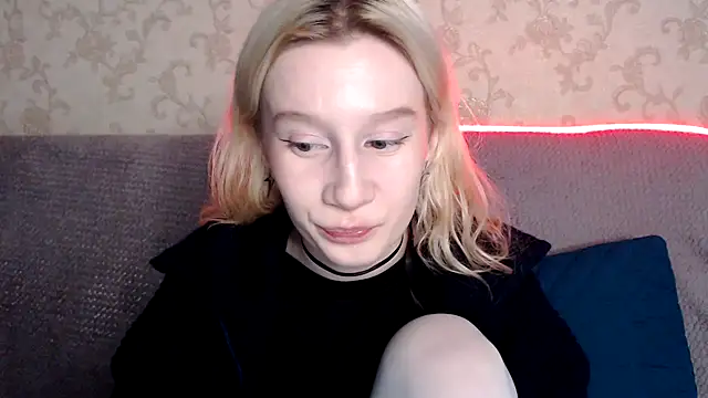 Snapshot of EnigmaSee chatting on November 20, 1:50 am EnigmaSee online show from November 20, 1:50 am