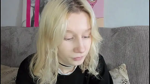 Snapshot of EnigmaSee chatting on November 21, 8:35 am EnigmaSee online show from November 21, 8:35 am