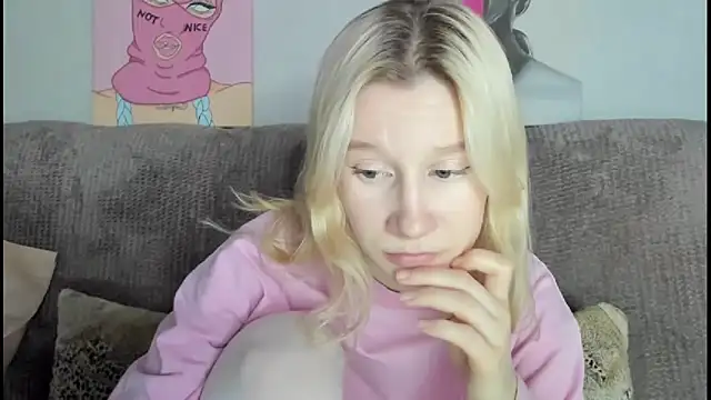 Snapshot of EnigmaSee chatting on November 30, 1:53 am EnigmaSee online show from November 30, 1:53 am