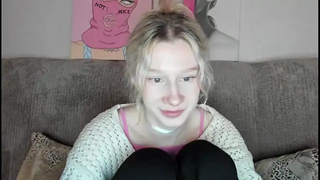 Snapshot of EnigmaSee chatting on December 5, 1:14 am EnigmaSee online show from December 5, 1:14 am