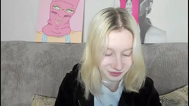 Snapshot of EnigmaSee chatting on December 14, 1:22 am EnigmaSee online show from December 14, 1:22 am