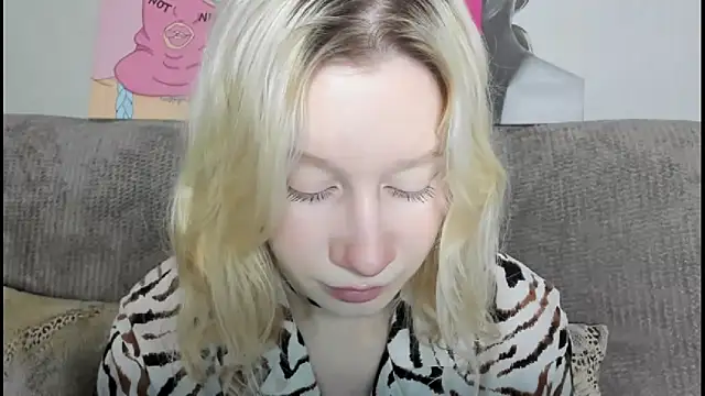 Snapshot of EnigmaSee chatting on December 15, 1:43 am EnigmaSee online show from December 15, 1:43 am