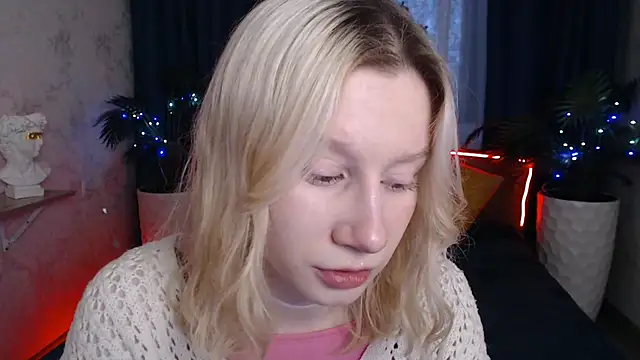 Snapshot of EnigmaSee chatting on December 17, 9:04 am EnigmaSee online show from December 17, 9:04 am