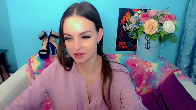 LindaaLu online show from February 28, 7:15 am