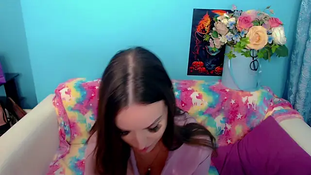 LindaaLu online show from March 13, 7:42 am