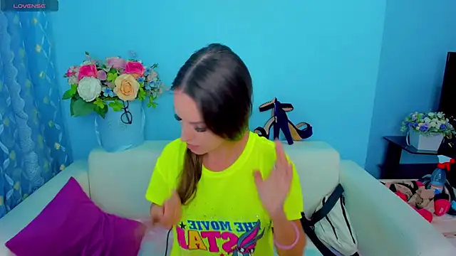 Snapshot of LindaaLu chatting on June 10, 2:56 am LindaaLu online show from June 10, 2:56 am