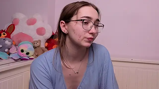Snapshot of PollyBeev chatting on June 16, 7:33 am PollyBeev online show from June 16, 7:33 am