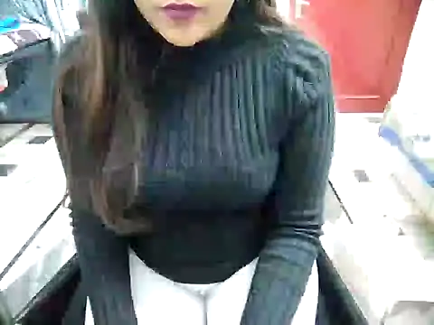 Snapshot of aarushi_sharmaa chatting on February 6, 7:18 pm aarushi sharmaa online show from February 6, 7:18 pm