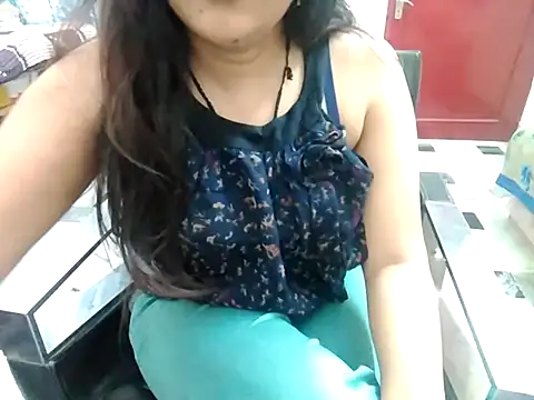 Snapshot of aarushi_sharmaa chatting on February 18, 8:05 am aarushi sharmaa online show from February 18, 8:05 am