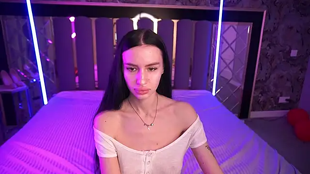 Snow WhiteeeX online show from March 3, 6:30 am