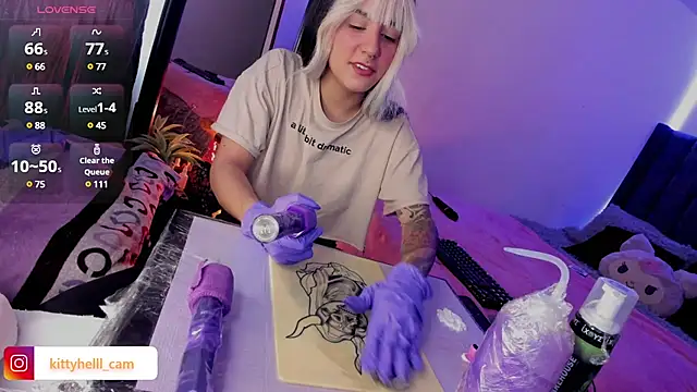 Snapshot of Alice_woodville chatting on March 7, 8:55 pm Alice woodville online show from March 7, 8:55 pm