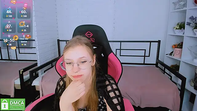 LayriantaVee online show from March 11, 7:15 am