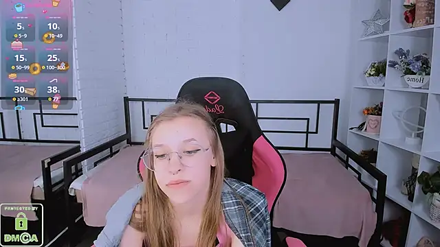 LayriantaVee online show from March 21, 1:34 pm