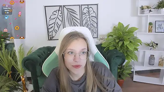 LayriantaVee online show from September 18, 6:15 am