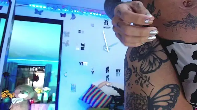 Snapshot of goddess_BigassCock chatting on May 8, 3:34 am goddess BigassCock online show from May 8, 3:34 am