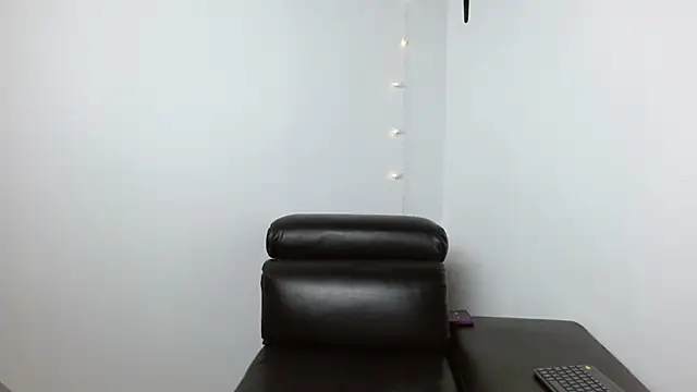 JhoanitaCats online show from December 9, 11:03 pm