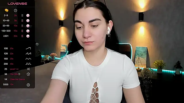 hannacheekss  online show from February 6, 2:00 am