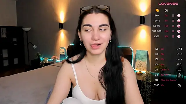 hannacheekss  online show from February 10, 5:25 am