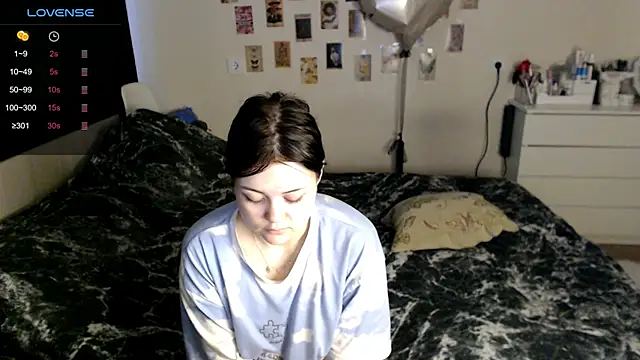 Snapshot of BettyandRich_ chatting on October 25, 8:55 am BettyandRich online show from October 25, 8:55 am