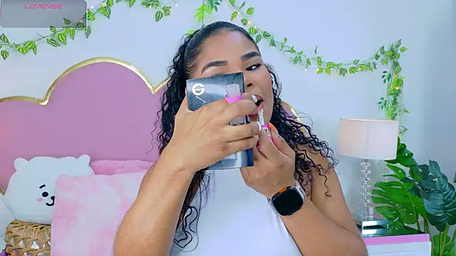 Snapshot of NahiaraReina chatting on October 25, 1:18 pm NahiaraReina online show from October 25, 1:18 pm