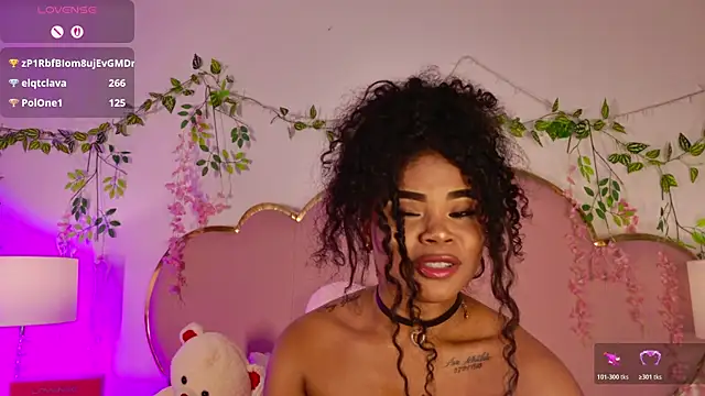 NahiaraReina online show from May 11, 4:04 pm