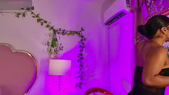 NahiaraReina online show from May 23, 1:48 pm
