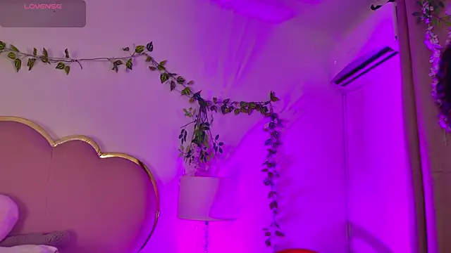 NahiaraReina online show from May 28, 1:52 pm