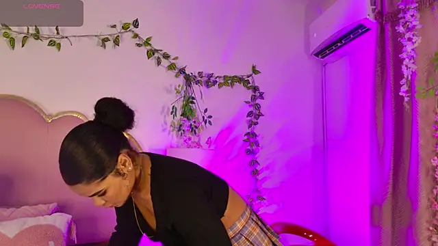 NahiaraReina online show from June 11, 1:31 pm